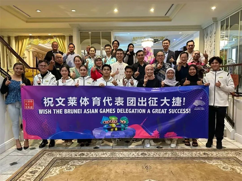 肖建國(guó)大使同參加歡送儀式的文方嘉賓、代表團(tuán)成員等合影留念。圖片由使館提供