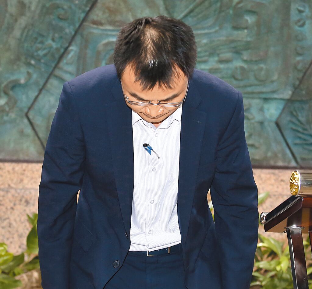 臺農(nóng)業(yè)部門負責(zé)人陳吉仲19日傍晚舉行記者會說明項目進口雞蛋議題，當日晚間8點在臉書上宣布辭職。 圖片來源：臺灣“中時新聞網(wǎng)”