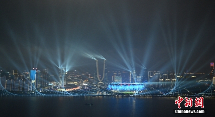 9月23日，杭州第19屆亞運(yùn)會(huì)開(kāi)幕式在浙江杭州奧體中心體育場(chǎng)舉行。圖為璀璨燈光秀點(diǎn)亮錢(qián)塘江夜空。<a target='_blank' href='/'><p  align=