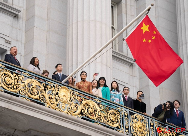 當(dāng)?shù)貢r(shí)間9月29日，中國(guó)駐舊金山總領(lǐng)事張建敏與舊金山市長(zhǎng)倫敦·布理德一起在舊金山市政廳陽(yáng)臺(tái)升起中國(guó)國(guó)旗，慶祝中華人民共和國(guó)成立74周年。人民網(wǎng)記者 鄧圩攝