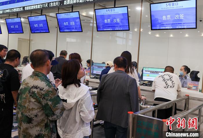 9月21日，旅客在北京站售票大廳內購買火車票。當日，鐵路部門開始發(fā)售10月5日火車票。國鐵集團發(fā)布數據顯示，9月13日至20日已發(fā)售火車票1.5億張。鐵路部門將在9月27日至10月1日、10月4日至7日增開200列夜間高鐵，車票已陸續(xù)開始發(fā)售，盡最大努力滿足旅客出行需求。 <a target='_blank' href='/'><p  align=