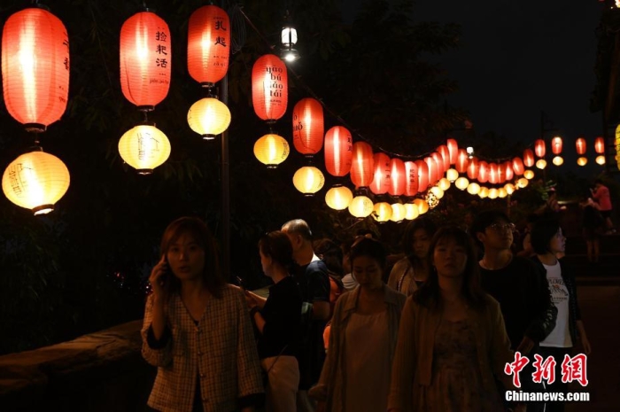 圖為游客夜游山城巷感受山城獨特魅力。<a target='_blank' href='/' ><p  align=