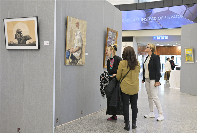 各國外交官在在欣賞中國藝術(shù)家作品。中國常駐維也納代表團(tuán)供圖