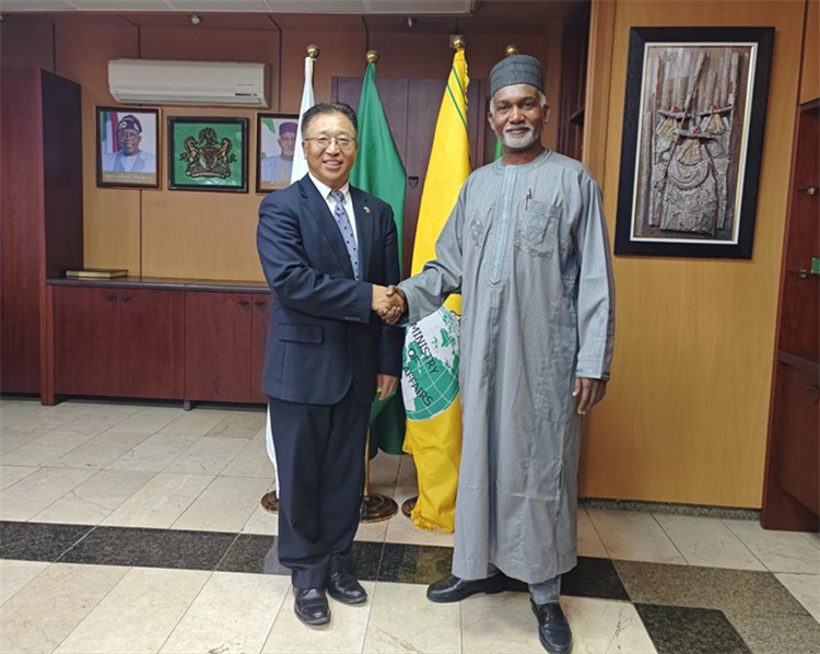 駐尼日利亞大使崔建春（左）會(huì)見尼外長(zhǎng)圖加爾。駐尼使館供圖