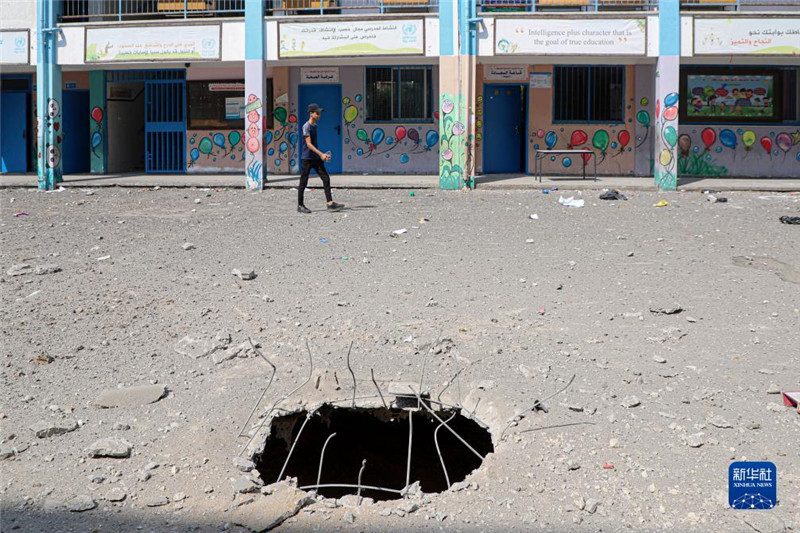 這是10月8日在加沙城一所學(xué)校拍攝的以色列空襲對地面造成的破壞。新華社發(fā)（里澤克·阿卜杜勒賈瓦德攝）