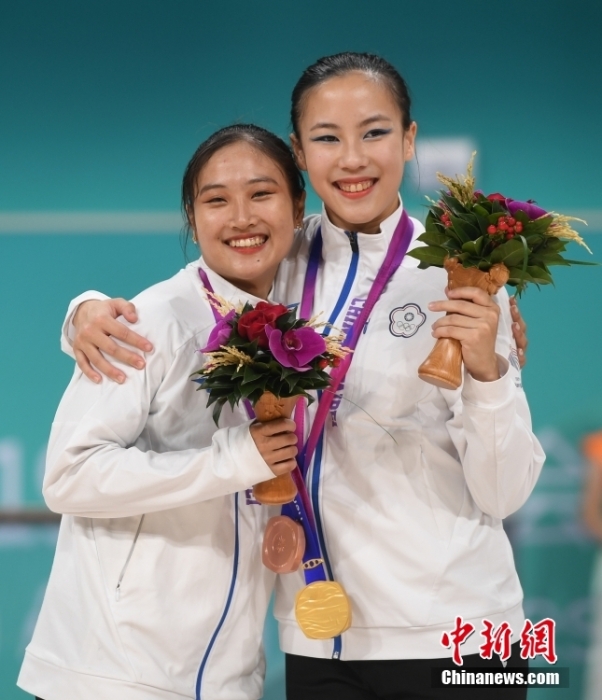 10月7日，杭州第19屆亞運(yùn)會(huì)輪滑項(xiàng)目女子花樣輪滑單人滑長節(jié)目決賽在錢塘輪滑中心舉行。結(jié)合短節(jié)目決賽成績，中國臺(tái)北選手洪筱晴(左)以94.38分的總成績奪得女子花樣輪滑單人滑冠軍，中國臺(tái)北選手張致如(右)獲得季軍。<a target='_blank' href='/'><p  align=