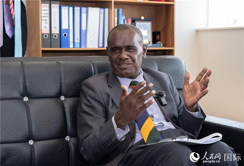 2023年9月13日，所羅門群島外交部長杰里邁亞·馬內(nèi)萊在首都霍尼亞拉接受人民網(wǎng)記者專訪。人民網(wǎng) 賀吉攝