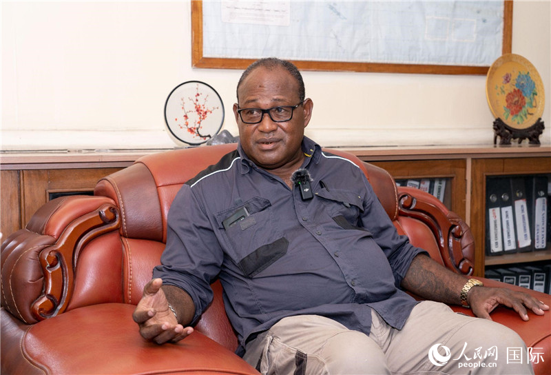 2023年9月13日，所羅門群島副總理兼基礎(chǔ)設(shè)施和發(fā)展部長梅納西·梅蘭加在首都霍尼亞拉接受人民網(wǎng)記者專訪。人民網(wǎng) 賀吉攝