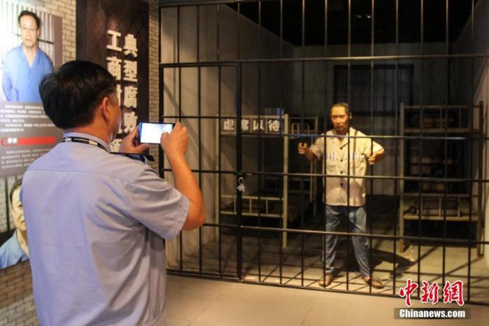 資料圖：2015年10月，海南省公安廳組織黨員干部前往反腐倡廉警示教育基地參觀受教。洪堅(jiān)鵬 攝