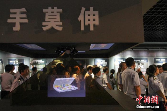 資料圖：2015年10月，海南省公安廳組織黨員干部前往反腐倡廉警示教育基地參觀受教。洪堅(jiān)鵬 攝