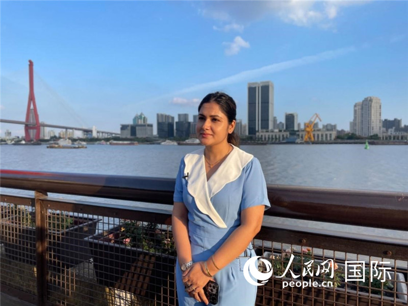 孟加拉國Channel24電視頻道主持人伊斯拉特·阿敏在上海市楊浦濱江接受采訪。 人民網(wǎng)記者 張榮攝