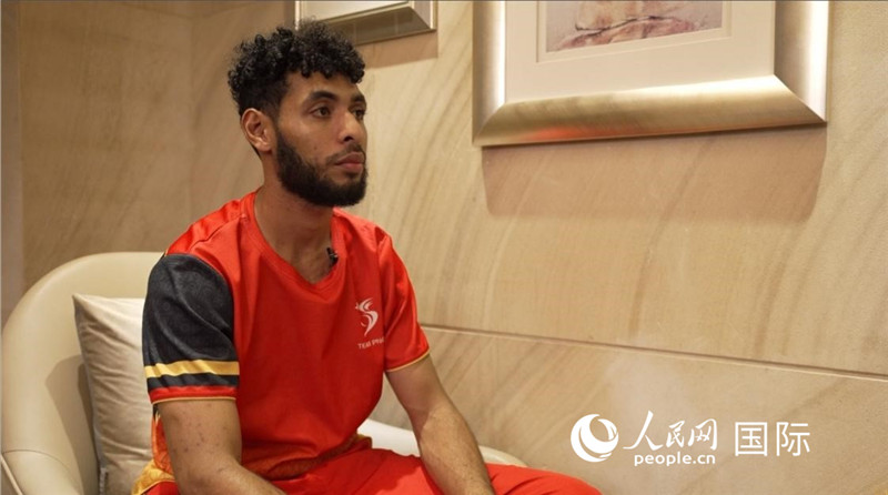 巴布亞新幾內亞乒乓球國家隊隊員杰弗瑞·羅伊接受采訪。 人民網(wǎng) 彭昱凱攝