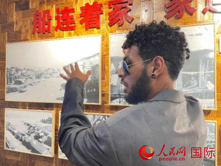 巴布亞新幾內(nèi)亞乒乓球國(guó)家隊(duì)隊(duì)員羅伊在福建省寧德市下歧村參觀。人民網(wǎng)記者 張榮攝