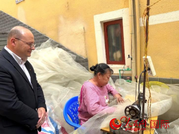 馬耳他瑪格麗特中學(xué)“中國(guó)角”教師馬丁·阿佐帕迪在福建省寧德市下歧村參觀。人民網(wǎng)記者 周雨攝