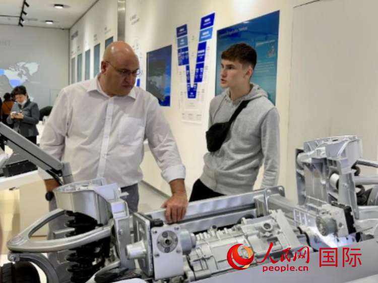 馬耳他瑪格麗特中學(xué)“中國(guó)角”的學(xué)生父親誒特伯特·斯肯布里參觀福建省寧德市寧德時(shí)代新能源科技股份有限公司。 人民網(wǎng)記者 周雨攝