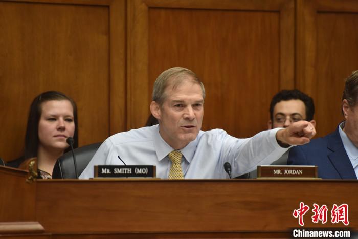 當?shù)貢r間10月13日，美國國會眾議院共和黨人就議長候選人再次進行黨內(nèi)投票，眾議院司法委員會主席吉姆·喬丹獲得黨內(nèi)提名。圖為喬丹今年9月在眾議院監(jiān)督和問責委員會聽證會上發(fā)言。 <a target='_blank' href='/'><p  align=