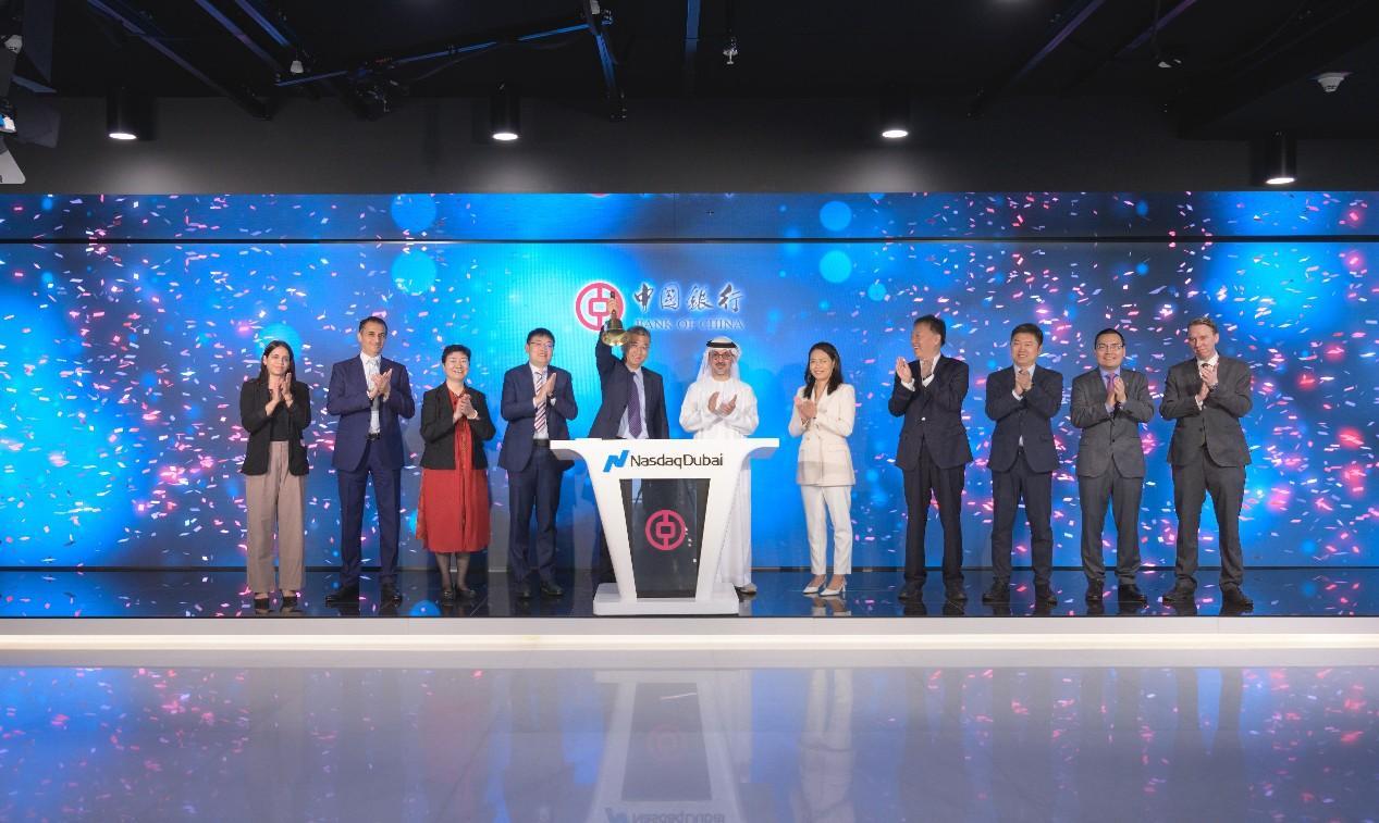 圖為中外嘉賓出席搖鈴儀式。迪拜納斯達(dá)克供圖