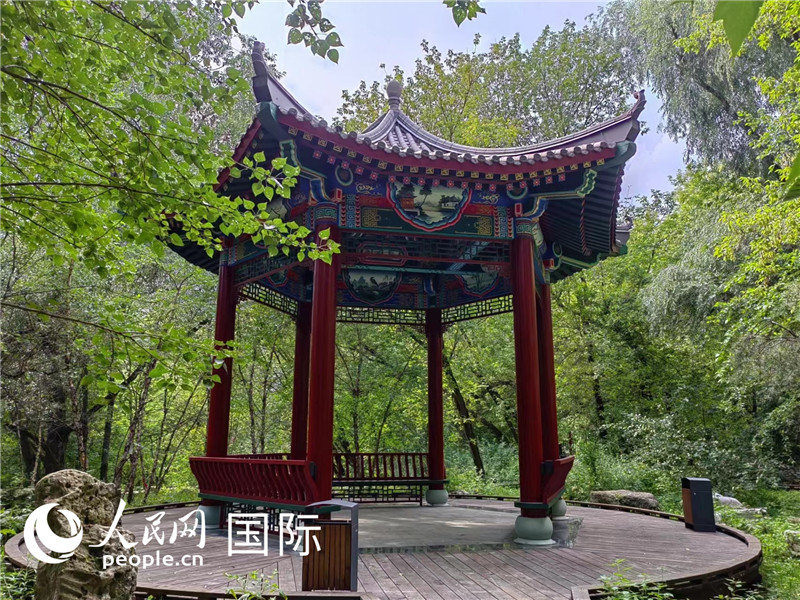 莫斯科中國貿(mào)易中心的中式園林“華銘園”一角。人民網(wǎng)記者 申亞欣攝