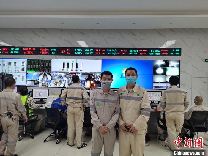 圖為張歡國(右)和青山項目中方負(fù)責(zé)人的控制室合影。 受訪者供圖
