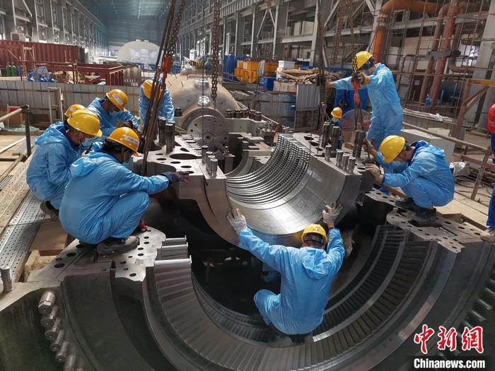 圖為青山緯達(dá)貝園區(qū)汽輪機機組在進(jìn)行現(xiàn)場安裝。 受訪者供圖