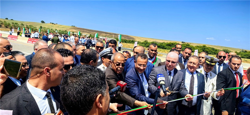 2023年8月12日，阿爾及利亞總理阿卜杜拉赫曼（前右四）參加阿爾及利亞東西高速公路東標(biāo)段主線84公里段通車儀式。中信建設(shè)供圖
