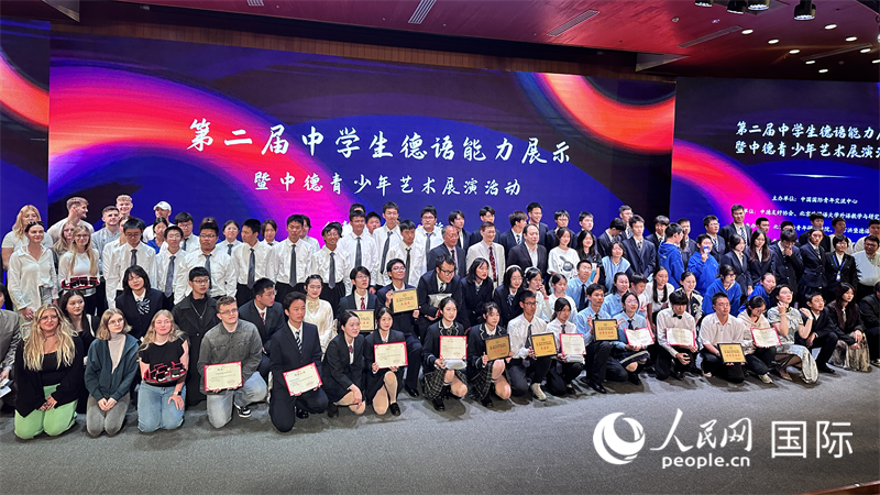 現(xiàn)場(chǎng)學(xué)生與嘉賓合影。（攝影：張麗鷗）