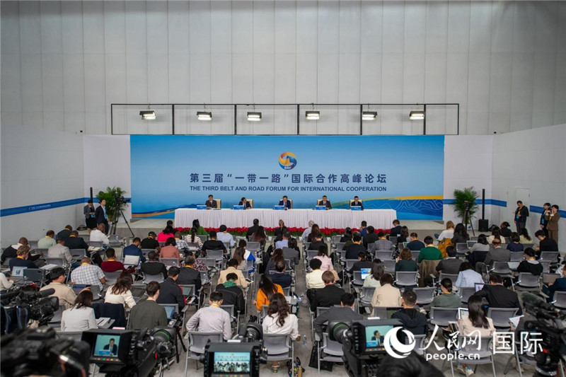 10月16日，第三屆“一帶一路”國(guó)際合作高峰論壇新聞中心在北京國(guó)家會(huì)議中心舉行首場(chǎng)吹風(fēng)會(huì)，邀請(qǐng)自然資源部國(guó)際合作司和相關(guān)單位負(fù)責(zé)人介紹有關(guān)情況，并回答記者提問。人民網(wǎng)記者 翁奇羽攝