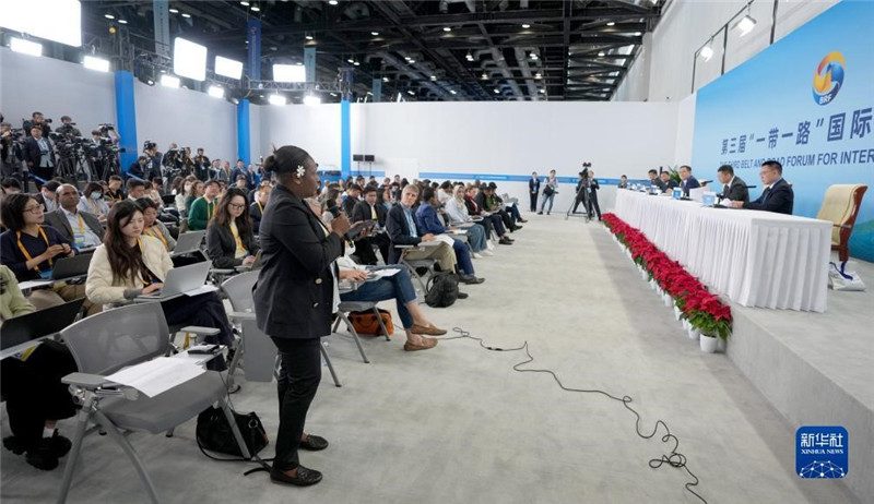 10月16日，第三屆“一帶一路”國(guó)際合作高峰論壇新聞中心在北京國(guó)家會(huì)議中心舉行首場(chǎng)吹風(fēng)會(huì)，邀請(qǐng)自然資源部國(guó)際合作司和相關(guān)單位負(fù)責(zé)人介紹有關(guān)情況，并回答記者提問。新華社記者 王毓國(guó)攝