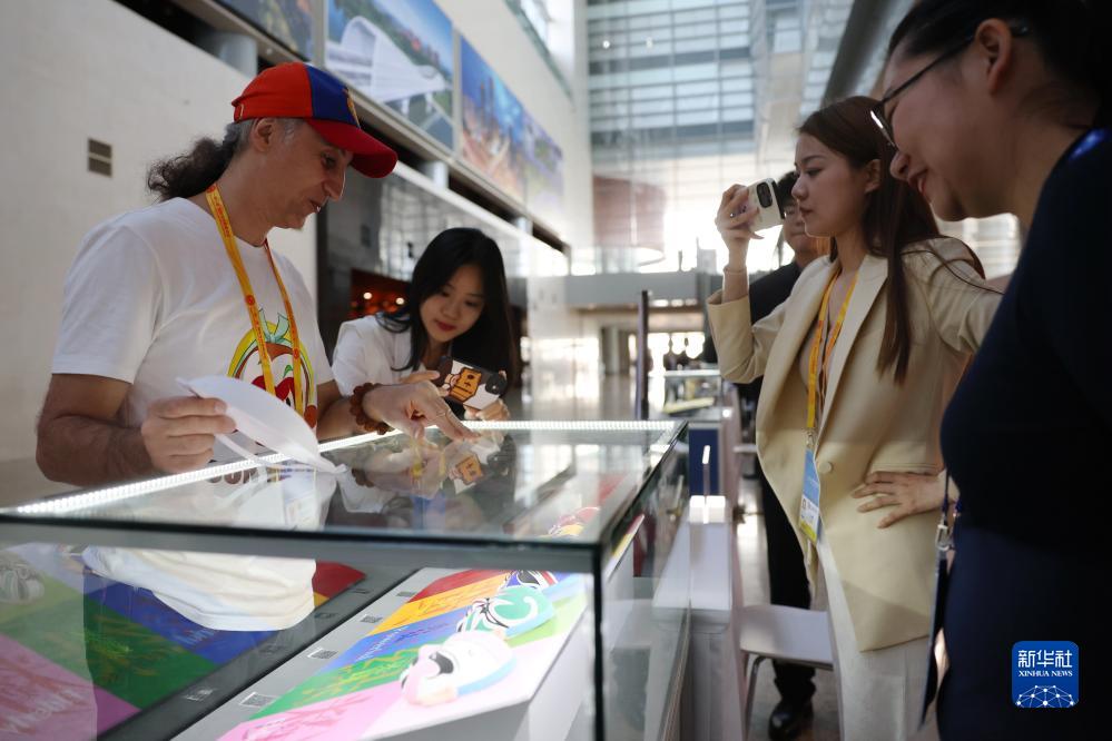 10月16日，參會(huì)記者在“一帶一路”國(guó)際合作高峰論壇新聞中心參觀(guān)展示的中國(guó)非物質(zhì)文化遺產(chǎn)展品。新華社記者 陳斌 攝