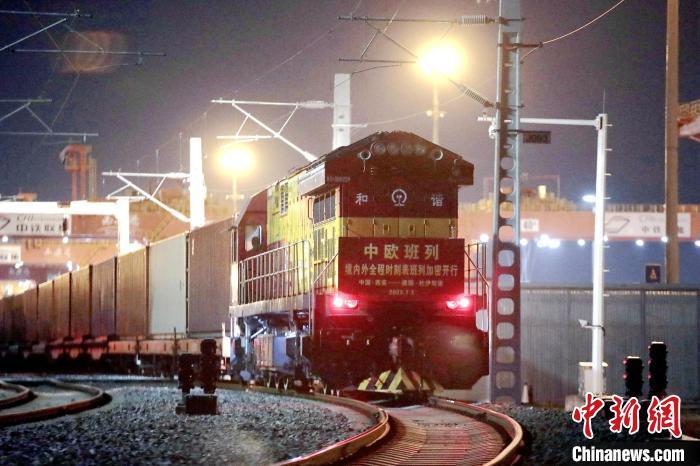 圖為中歐班列整裝待發(fā)?！＄姾擦?攝