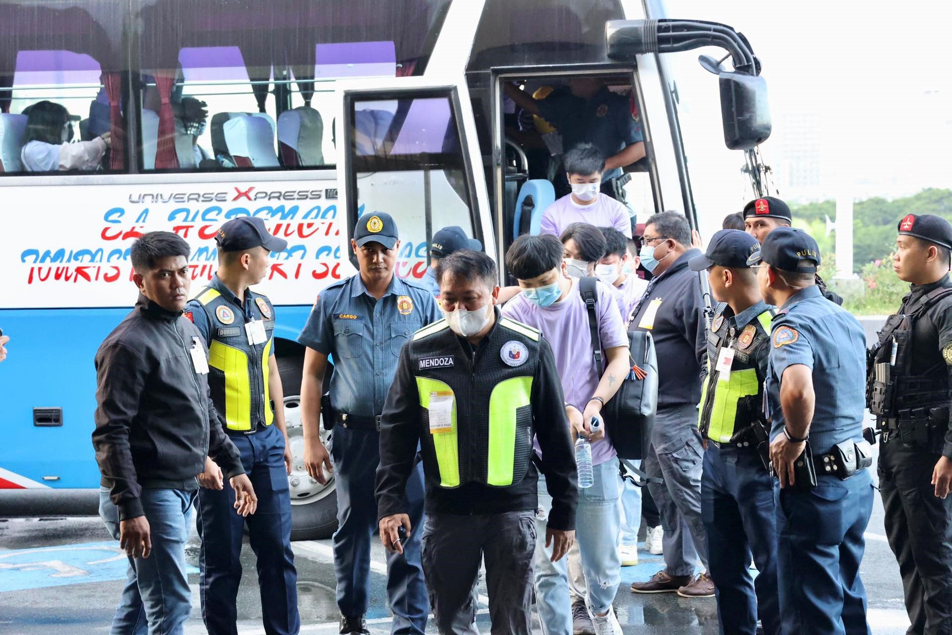 中菲兩國(guó)執(zhí)法部門(mén)合作遣返在菲從事離岸博彩的中國(guó)公民。中國(guó)駐菲律賓使館供圖