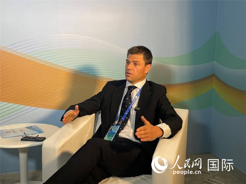 葡中工商會秘書長伯納德?門迪亞接受采訪。 人民網記者 張榮攝