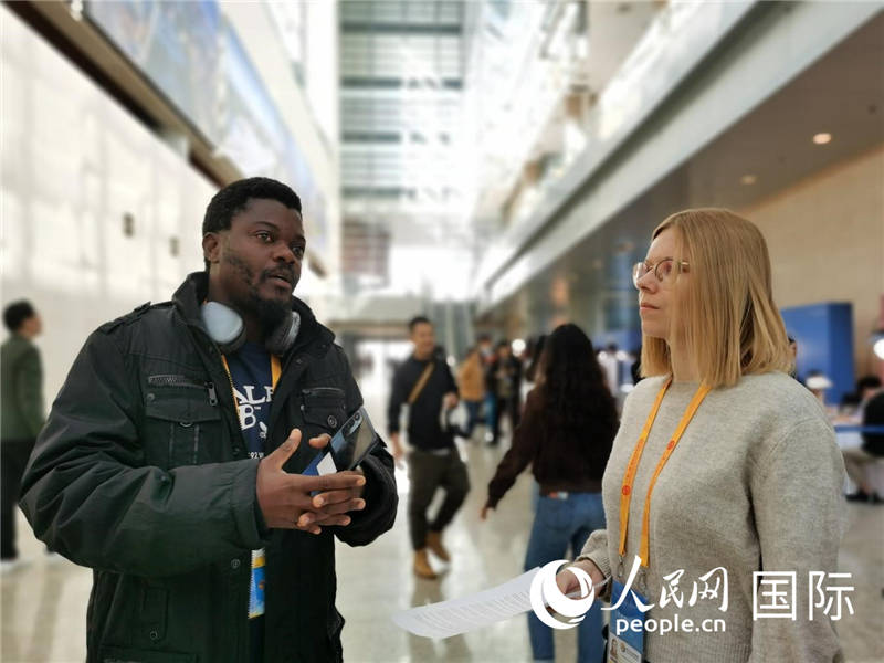 剛果（金）未來集團廣播電視部記者雨果-恩澤扎接受人民網(wǎng)采訪。人民網(wǎng) 孫鴻宇攝