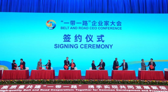 　　這是10月17日拍攝的簽約儀式現(xiàn)場(chǎng)。當(dāng)日，“一帶一路”企業(yè)家大會(huì)在北京召開。（新華社記者王毓國攝）