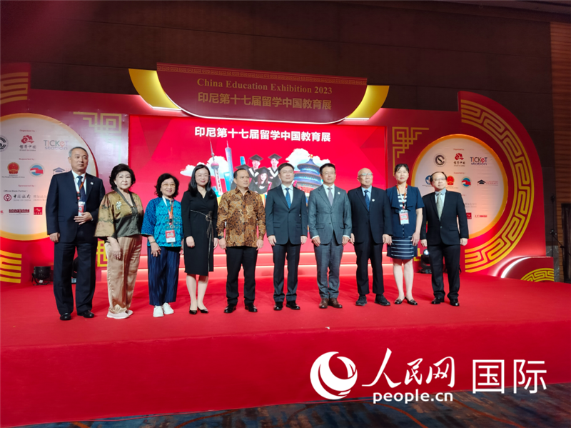 與會(huì)嘉賓合影。人民網(wǎng)記者  李培松攝