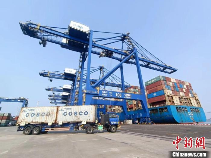 圖為海南洋浦國(guó)際集裝箱碼頭，卡車將集裝箱從后方堆場(chǎng)運(yùn)往碼頭裝卸區(qū)?！?jiān)潞?攝