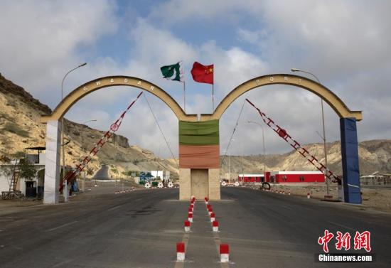 5月5日，瓜達爾港出入口的拱門。瓜達爾港是阿拉伯海沿岸的一座天然不凍良港，也是中巴經濟走廊的南端起點。中國公司自2013年開始取得瓜達爾港的運營權，目前各項工作逐步展開。盡管自然條件差、物資匱乏，但瓜達爾卻有著重要的地理位置。瓜達爾是巴基斯坦通往波斯灣和阿拉伯海的大門，距離霍爾木茲海峽僅400公里。作為一帶一路有益補充的中巴經濟走廊經濟構架的確立，使位于巴基斯坦最南端的瓜達爾港成為中巴經濟走廊的一個重要出海口。<a target='_blank' href='/'><p  align=