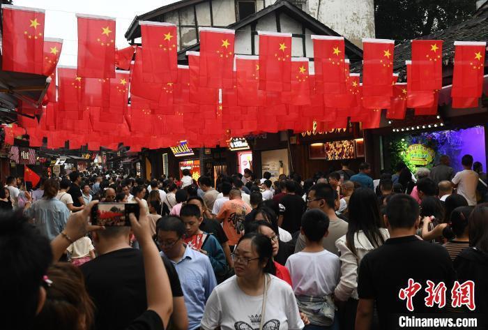 圖為重慶千年古鎮(zhèn)磁器口游人如織。<a target='_blank' href='/' ><p  align=