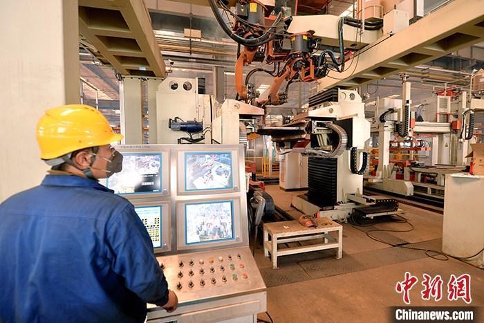 資料圖：車間內(nèi)工作人員進(jìn)行機(jī)器操作。<a target='_blank' href='/' _fcksavedurl='/'><p  align=