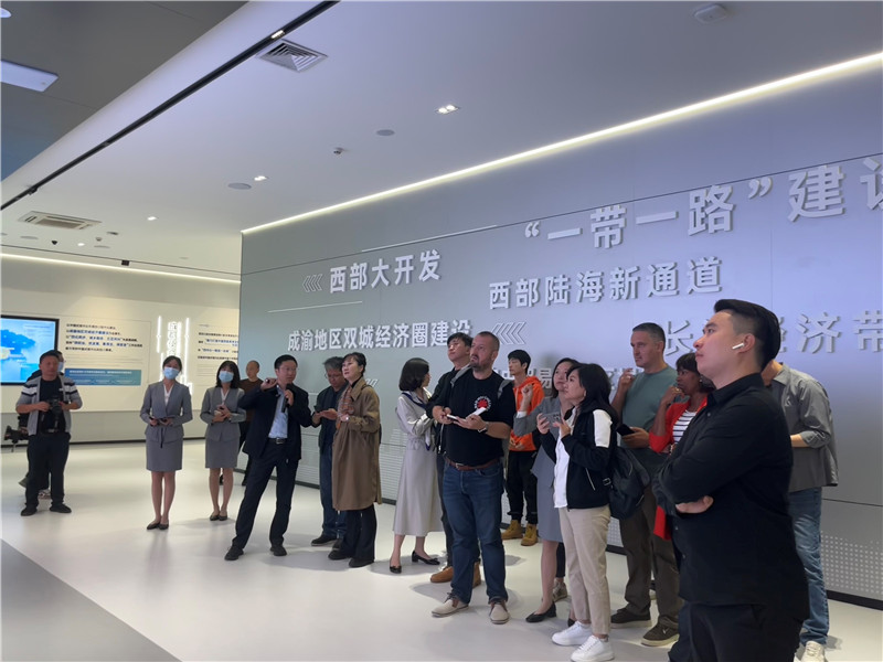 （成都國際鐵路港展廳，中外記者邊聽邊記，了解成都國際鐵路港運(yùn)行情況 趙橙涔攝