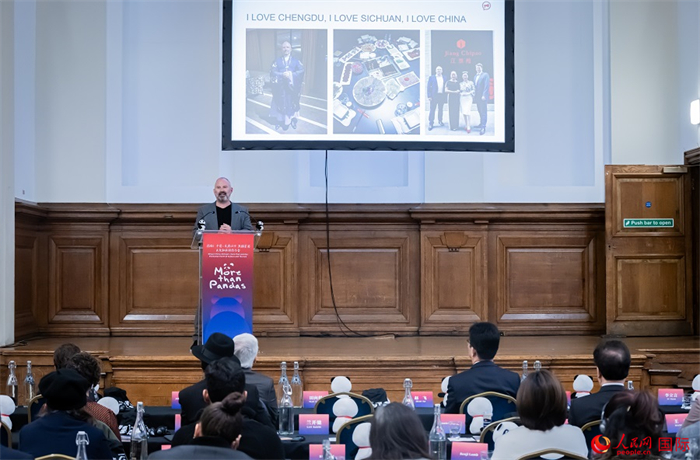 英國群英創(chuàng)意全球首席執(zhí)行官杰米·撒杰特在現(xiàn)場發(fā)言，分享如何進一步提升四川旅游的國際影響力、吸引更多的英國游客。人民網(wǎng) 郭錦標攝