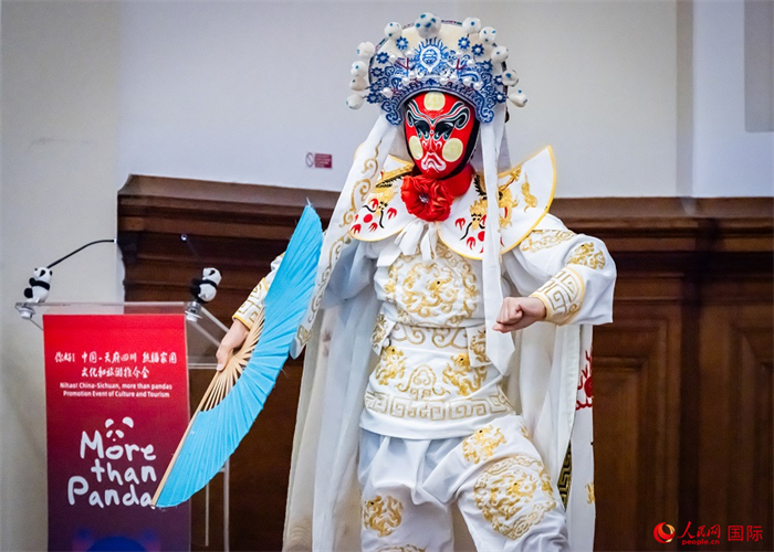 川劇絕活變臉表演。人民網(wǎng) 郭錦標攝