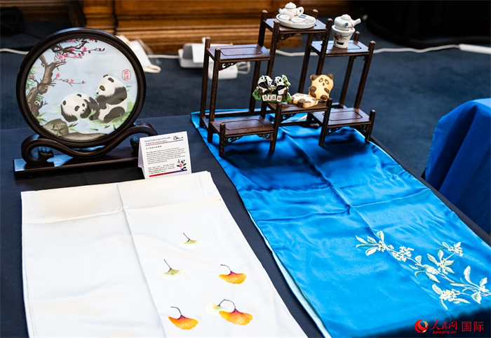 活動現(xiàn)場的現(xiàn)場文創(chuàng)展、互動體驗區(qū)、非遺區(qū)展示。人民網(wǎng) 郭錦標攝
