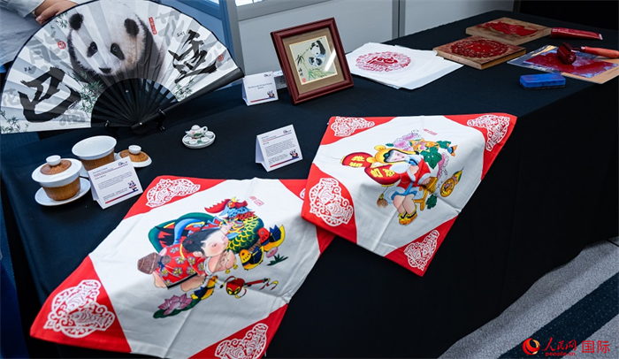 活動現(xiàn)場的現(xiàn)場文創(chuàng)展、互動體驗區(qū)、非遺區(qū)展示。人民網(wǎng) 郭錦標攝