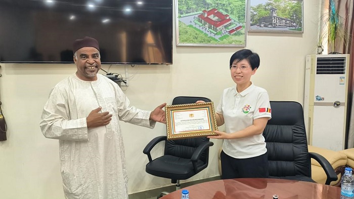 江西省衛(wèi)健委婦幼處處長葉穎代表組派部門接受乍得衛(wèi)生部表彰。中國（江西）第18批援乍得醫(yī)療隊(duì)供圖