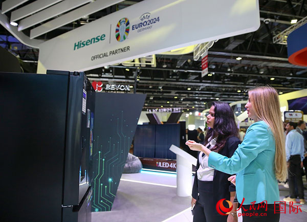 訪客在海信集團展臺參觀。人民網(wǎng) 塔里克·易卜拉欣攝