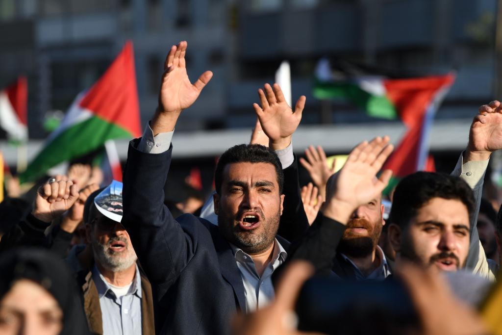 10月18日，人們在伊朗德黑蘭舉行集會。當日，突尼斯、土耳其、伊朗等多國民眾舉行集會，表達對巴勒斯坦人民的支持，并譴責針對加沙城醫(yī)院的襲擊。新華社記者 沙達提 攝