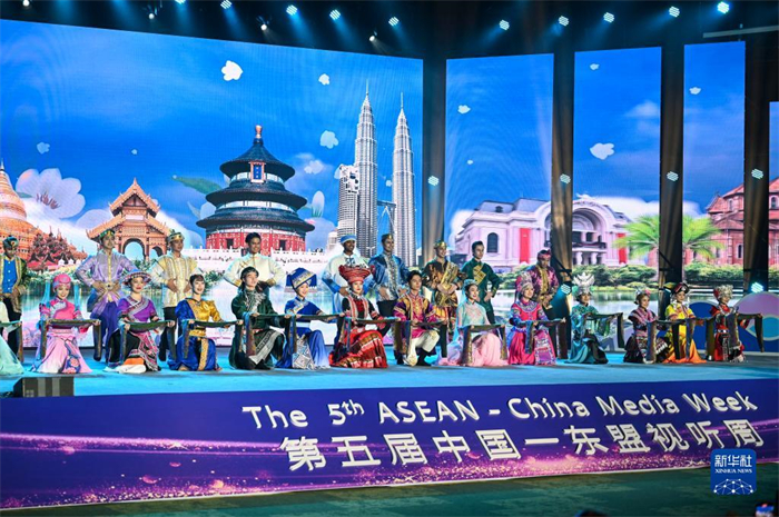 10月21日，在馬來(lái)西亞行政首都普特拉賈亞，演員在第五屆中國(guó)—東盟視聽(tīng)周開(kāi)幕活動(dòng)上表演。新華社記者 程一恒 攝