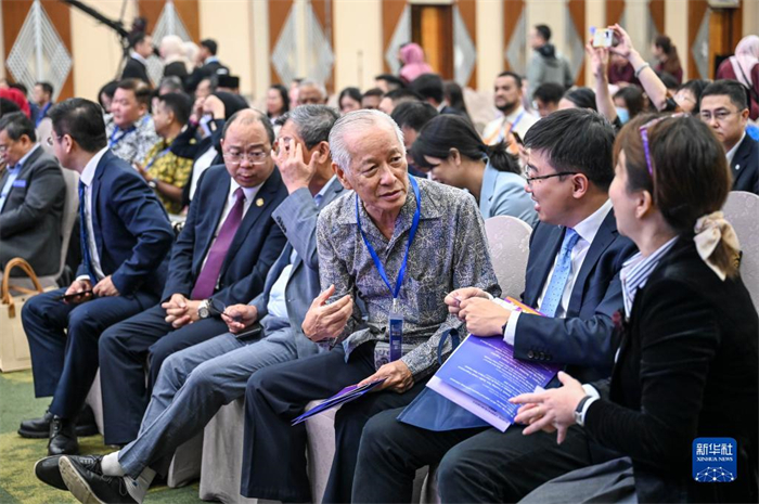 10月21日，在馬來(lái)西亞行政首都普特拉賈亞，嘉賓在第五屆中國(guó)—東盟視聽(tīng)周開(kāi)幕活動(dòng)上交談。新華社記者 程一恒 攝