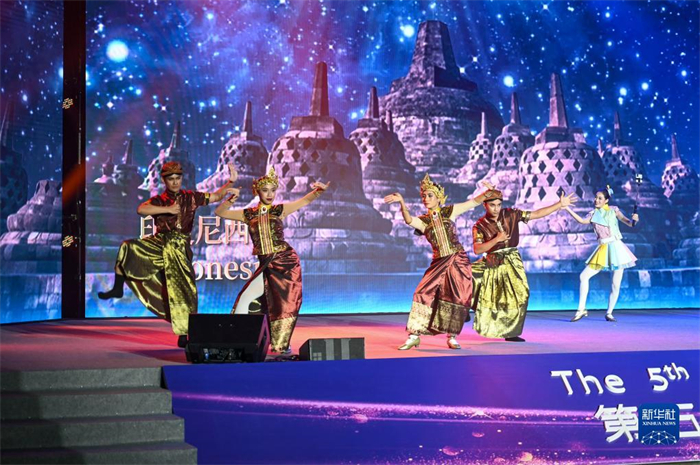 10月21日，在馬來(lái)西亞行政首都普特拉賈亞，演員在第五屆中國(guó)—東盟視聽(tīng)周開(kāi)幕活動(dòng)上表演。新華社記者 程一恒 攝